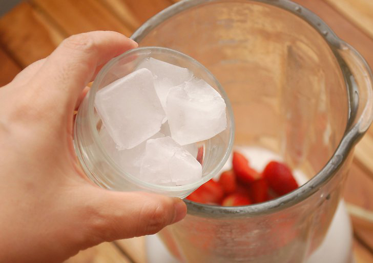 اضافه کردن یخ در مخلوط کن