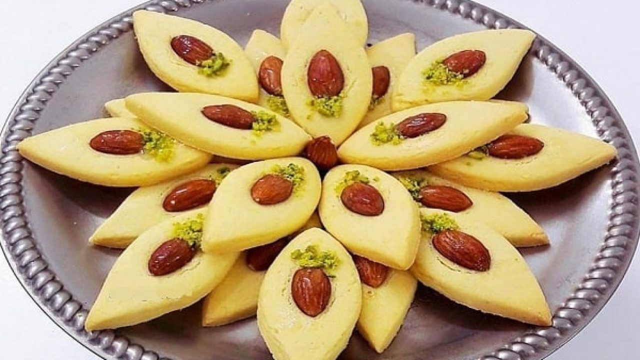 شیرینی بادامی با همزن تک الکتریک شیرینی بادامی با همزن تک الکتریک