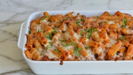 پاستا گوجه فرنگی و سوسیس با خردکن